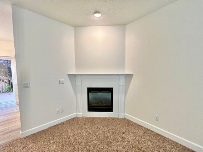Building Photo - NEWLY RENOVATED! Spacious 2-Bedroom Townhome in a Charming Cul-de-Sac!