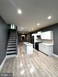 Building Photo - 2713 E Monument St