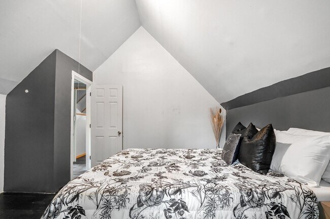 Building Photo - 5 Gordon Pl