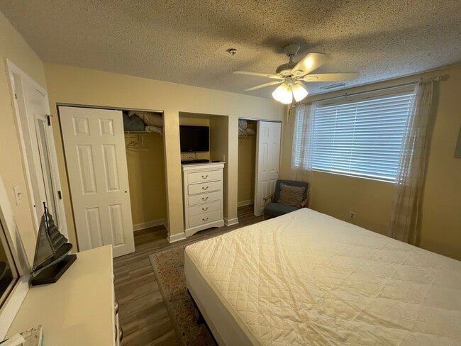 Building Photo - 1Bed/1Bath Renovated Furnished Condo acros...