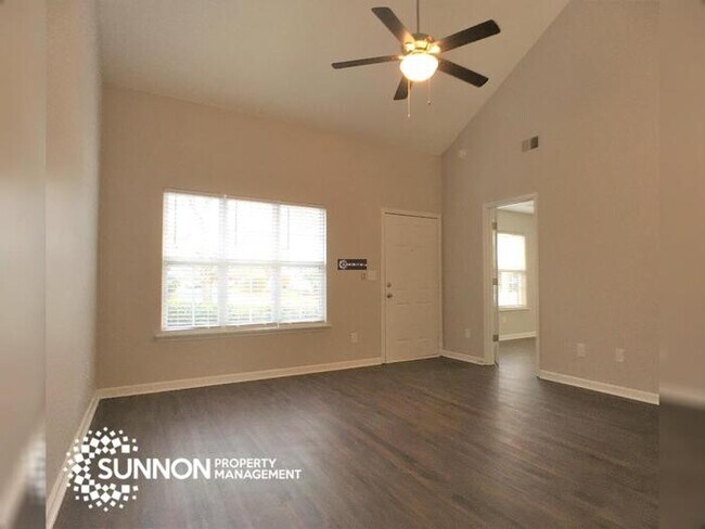 Building Photo - Beautiful End Unit Townhome in Mallard Creek!