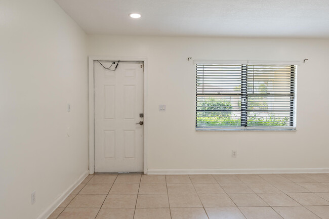 Building Photo - 1253 White Pine Dr