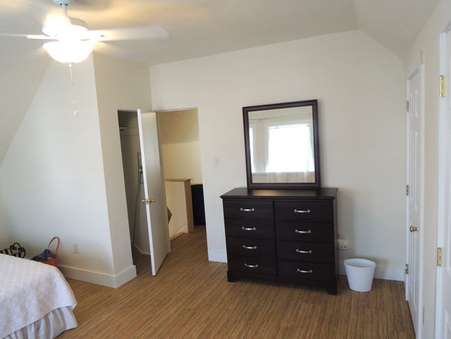 Large Private bedroom - 1035 Chislett St