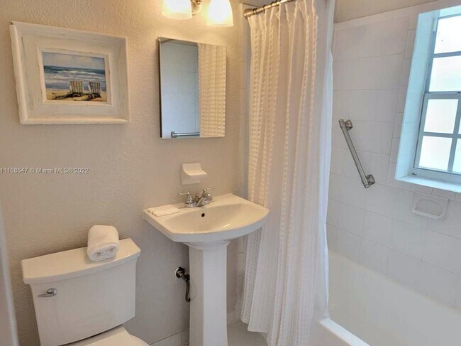 Building Photo - 555 SW 16th Ave