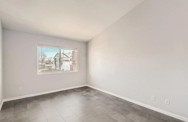 Building Photo - Updated 2 bedroom, 2 bath condo - Available now!