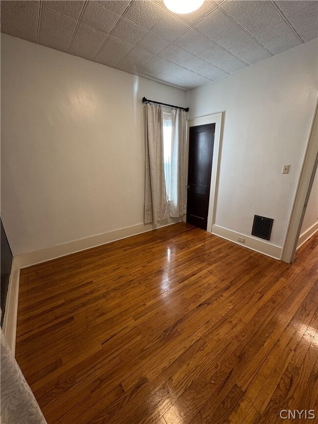 Building Photo - 220 Delhi St