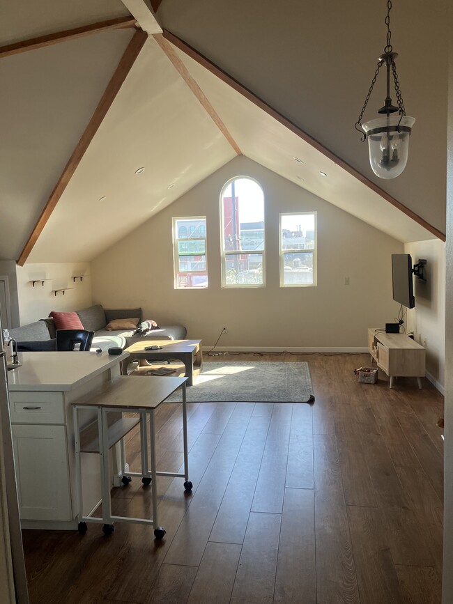 vaulted ceilings - 404 Webster St