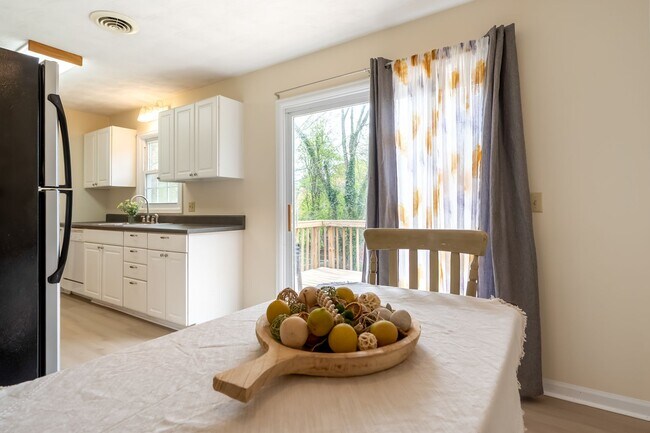 Building Photo - Spacious Ranch Close to Campus