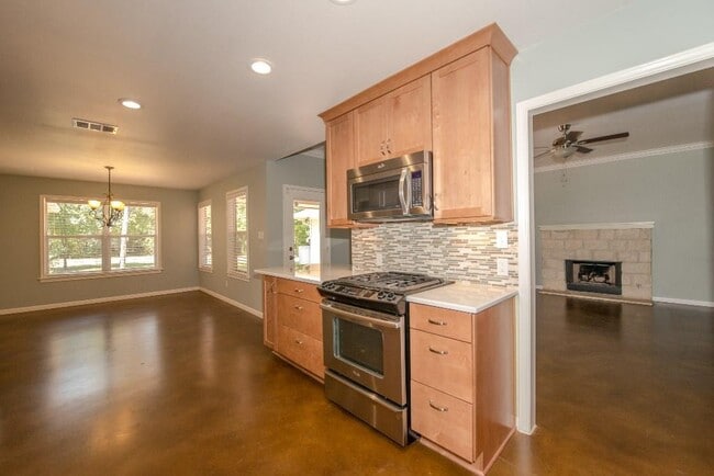 Building Photo - 5640 Oak Blvd