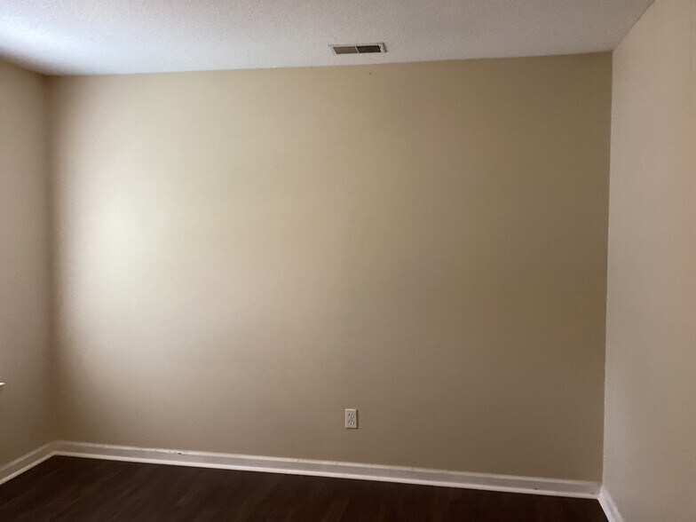 Building Photo - 493 Live Oak Walk