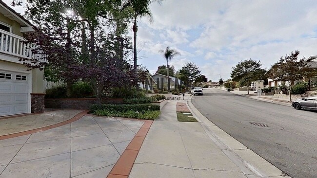 Building Photo - Large 4 Bedroom House with Pebble Bottom Pool - Backyard Oasis!