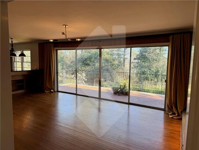 Building Photo - 140 Spring Dr