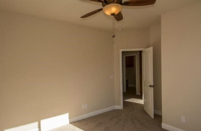 Building Photo - Newer Home - Great Location!