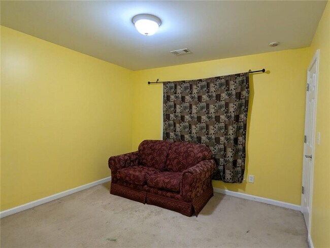 Building Photo - 815 Earlham Dr