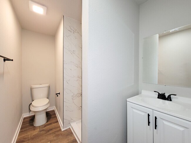 Building Photo - Welcome to this inviting single-family residence in the desirable South Park/Sunnyside area of Ho...