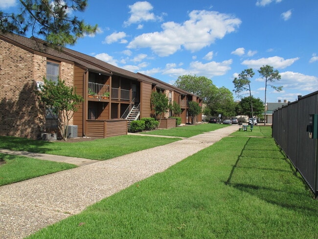 Building Photo - 904 University Oaks Blvd