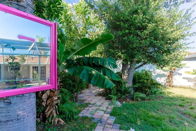 Building Photo - 809 SE 14th Dr