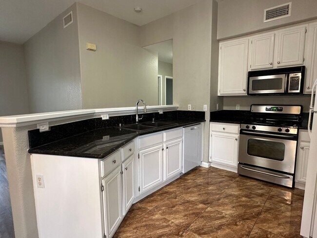 Building Photo - BEAUTIFUL 3BD/2BATH CONDO!