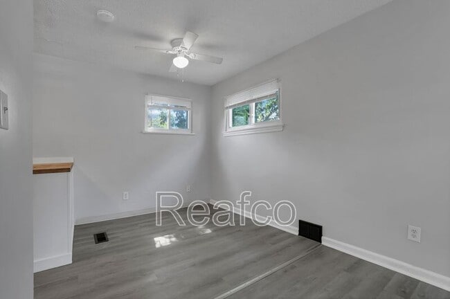 Building Photo - 900 Racine Ave