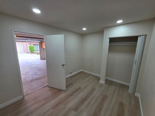 Building Photo - Beautiful 3 Bed, 2 Bath condo with 2 car garage & laundry