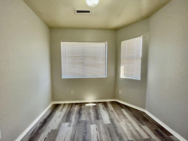 Building Photo - 2 bed 2 bath central location.