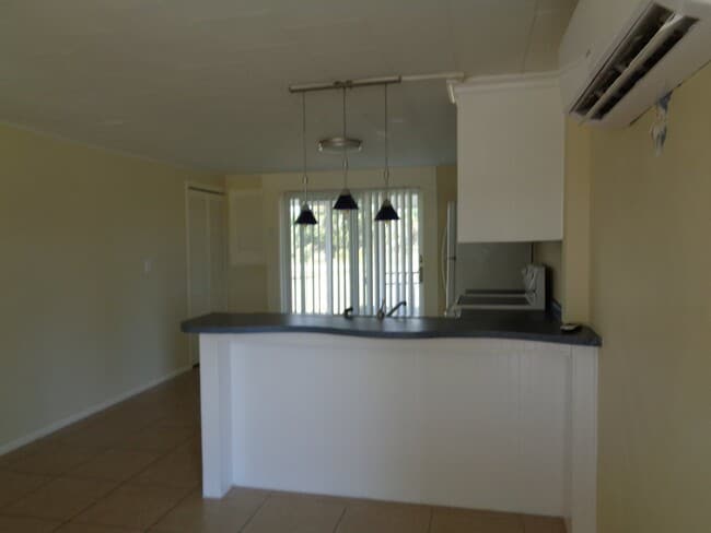 Building Photo - Nice updated unit on the north end of the Island