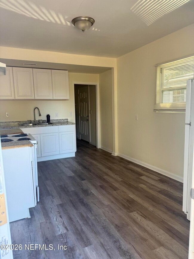 Building Photo - 4692 Portsmouth Ave