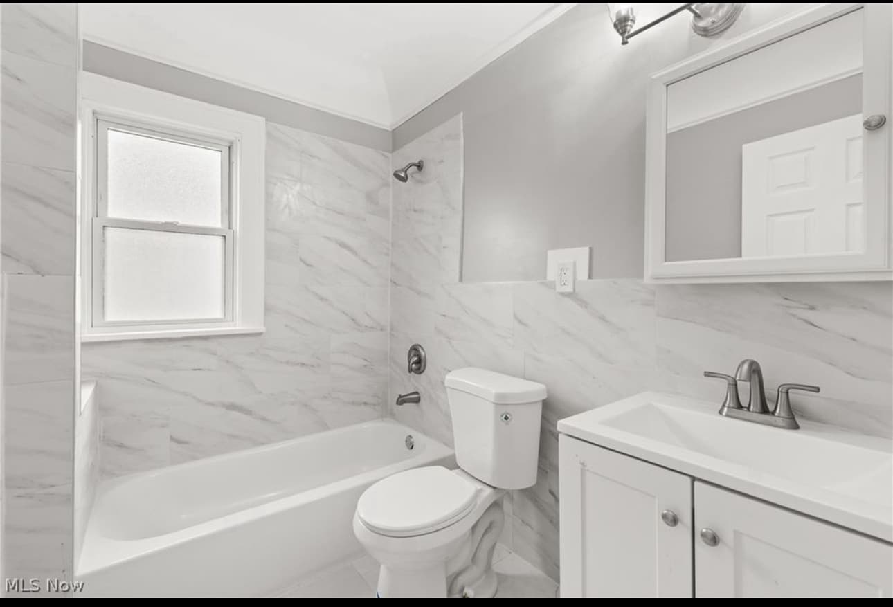 Building Photo - 3352 W 131st St