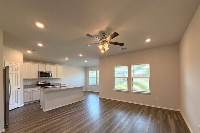 Building Photo - Stunning 3-bedroom 2-bathroom house!