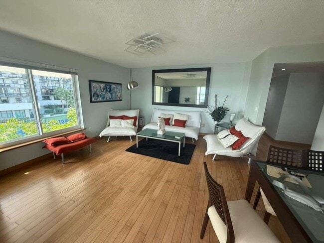 Building Photo - 2201 Brickell Ave