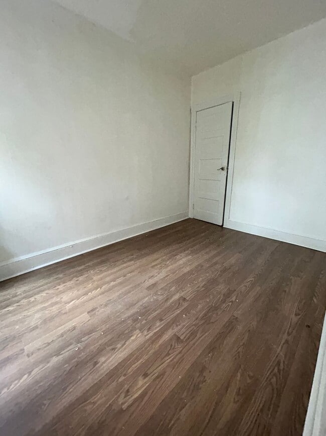 Building Photo - Large Colonial Home ready for you!