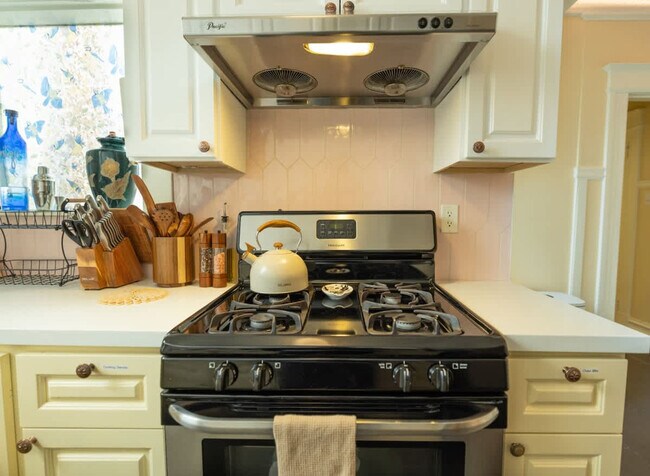 Building Photo - 1107 Broadway-SI ID1309749P