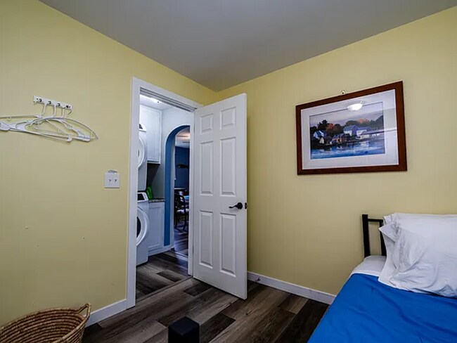 Building Photo - 2-bedroom, 1.0 bathroom Home within walkin...