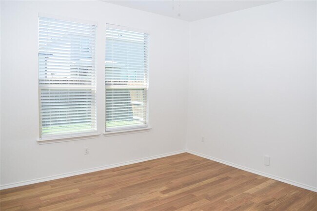 Building Photo - 409 English Oak St