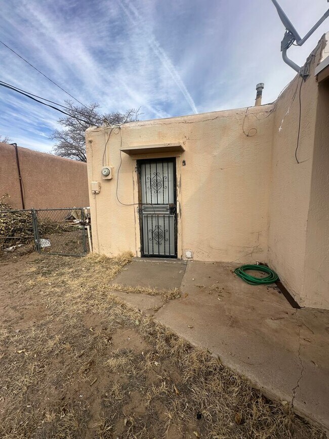 Building Photo - Welcome to this charming 3-bedroom, 2-bathroom home located in Albuquerque, NM