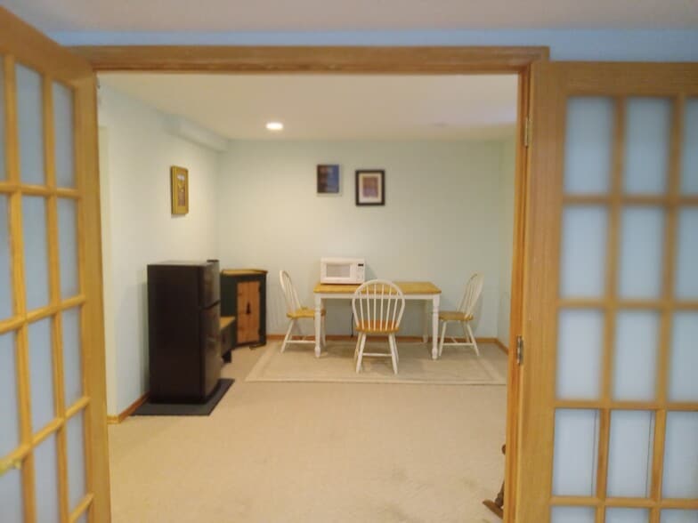 eating area - 883 Park Knoll Dr