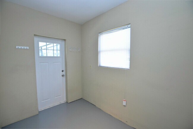Building Photo - 4 bed 2 bath home
