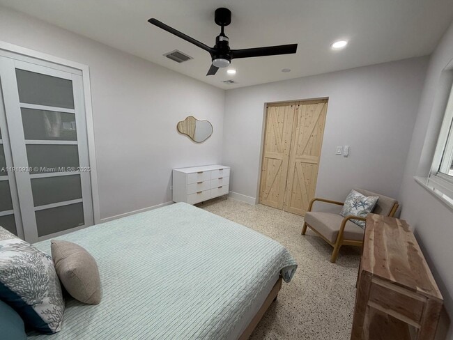 Building Photo - 219 S Bay Harbor Dr