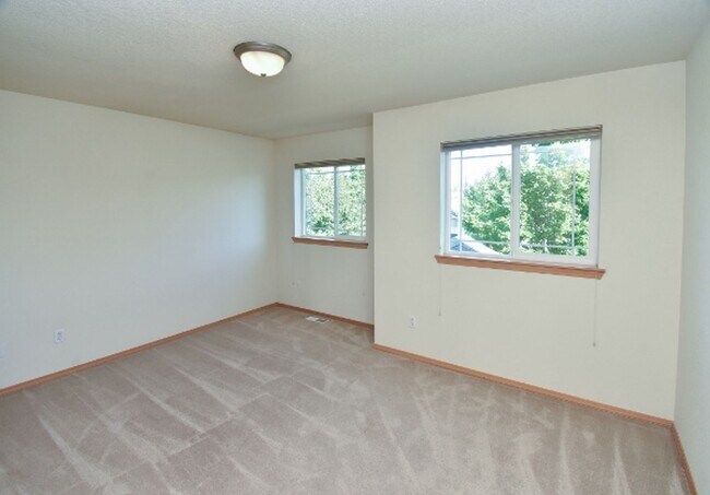 Building Photo - Well Maintained 4 BD