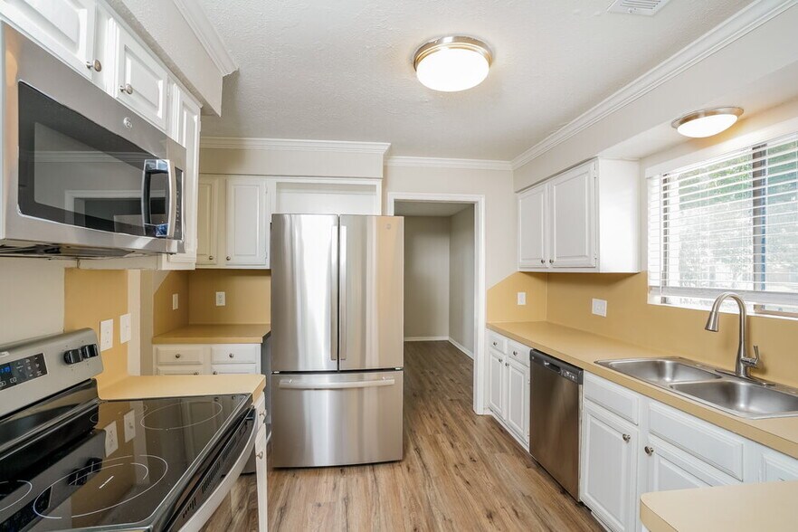 Building Photo - 8431 Pines Pl Dr