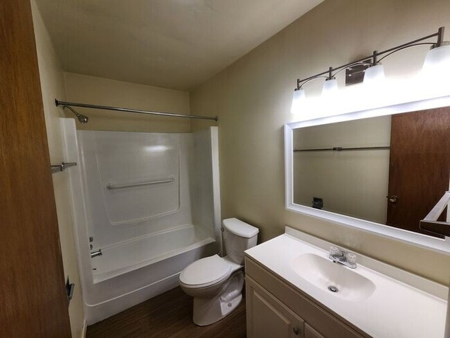 Building Photo - NEWLY RENOVATED 2 Bedroom 1.5 Bath-Electri...