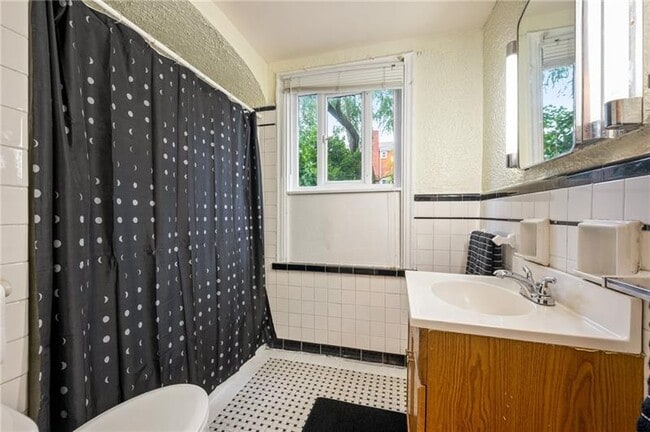 Building Photo - 823 Lilac St