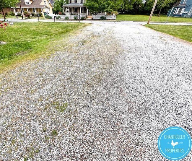 Building Photo - 305 Oakwood St