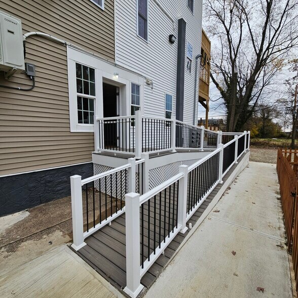 Building Photo - 429 E 9th St