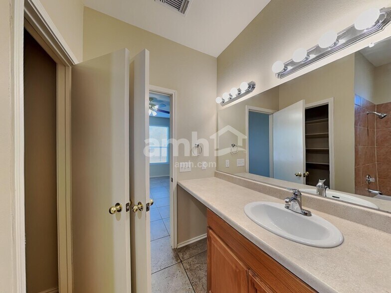 Building Photo - 2326 Loquat Ln