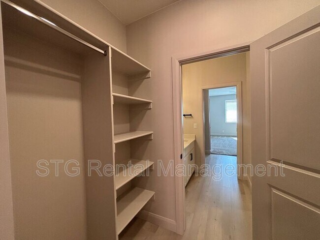 Building Photo - 840 Twin Lakes Dr