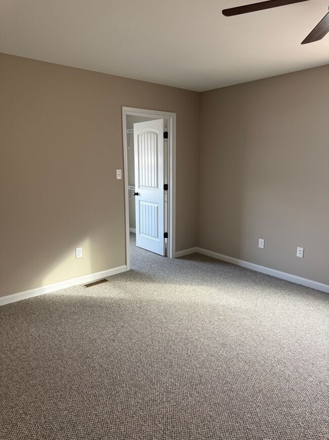 Building Photo - 243 Woodridge Dr