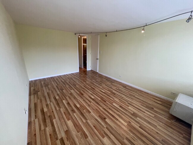 Building Photo - 1450 E 55th Pl