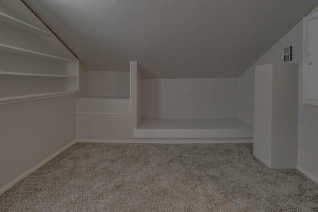 Building Photo - 1204 NE 42nd St