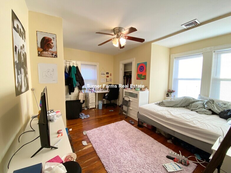 Building Photo - 43 Hillside St